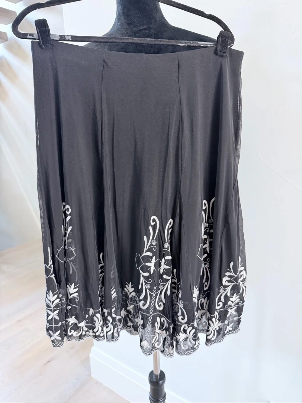 Vintage Black Embroidered A-Line Midi Skirt waist 32” length 25” size L
